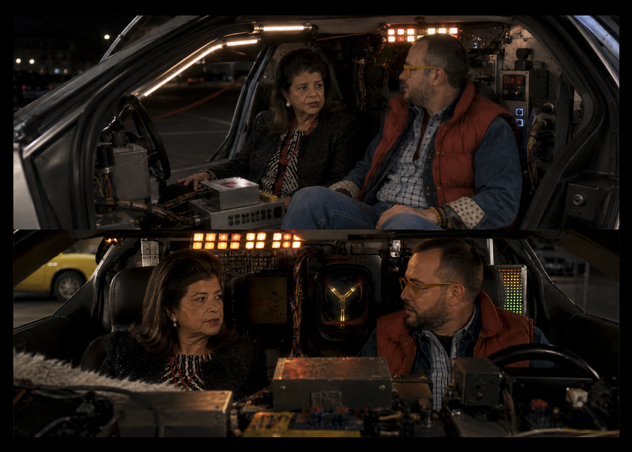 Convidada e apresentador gravando o podcast dentro do DeLorean